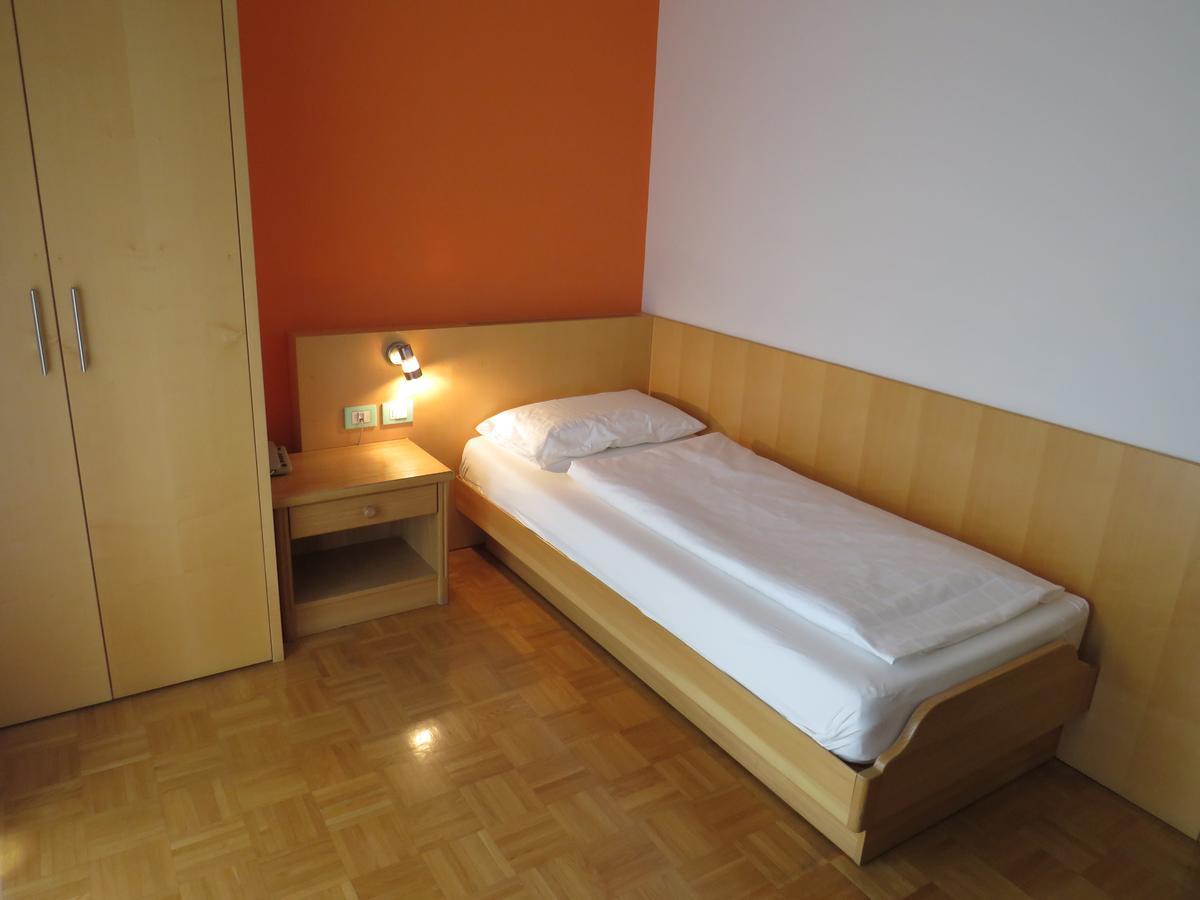 Garni Domus Mea Hotell Merano Exteriör bild